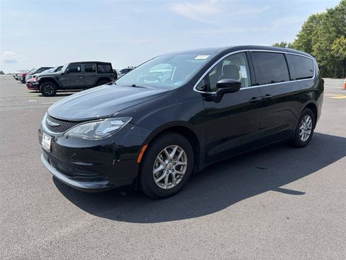 Used 2023 Chrysler Voyager LX FWD image 18