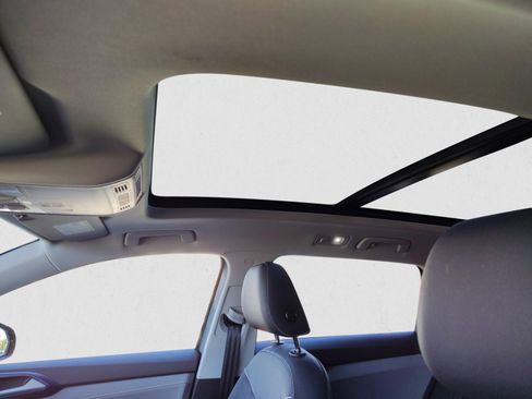 Used 2024 Volkswagen Taos SE w/ Panoramic Sunroof Package image 12