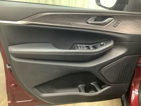 Used 2023 Jeep Grand Cherokee Limited image 12