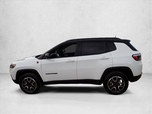 Used 2025 Jeep Compass Trailhawk AWD/4WD image 2