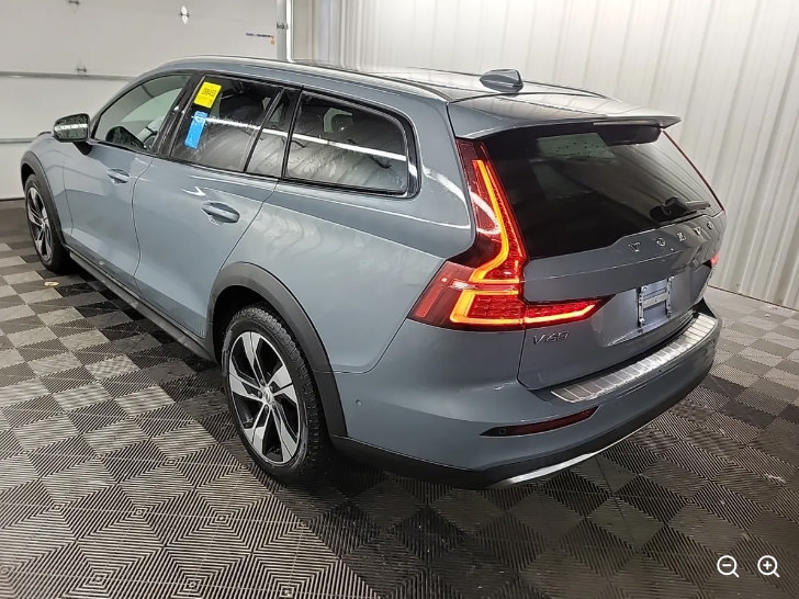 Used 2024 Volvo V60 B5 Cross Country Plus AWD/4WD image 2