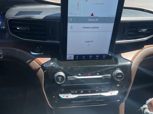 Used 2021 Ford Explorer King Ranch w/ Premium Technology Package image 3