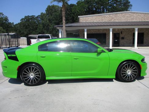 Used 2017 Dodge Charger R/T RWD image 2