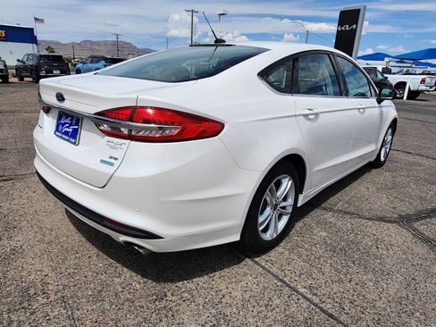 Used 2018 Ford Fusion SE w/ Fusion SE Technology Package FWD image 5