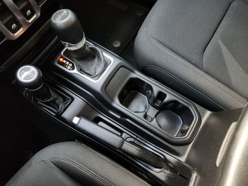 Used 2020 Jeep Wrangler Sport AWD/4WD image 22