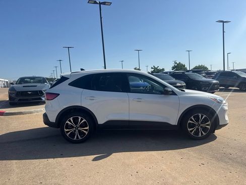 Used 2021 Ford Escape SE w/ SE Sport Appearance Package FWD image 2