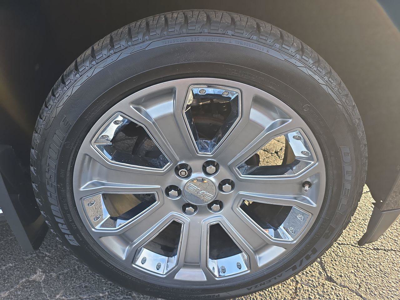 Used 2015 GMC Yukon Denali w/ Touring Package AWD/4WD image 16