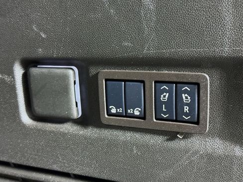 Used 2025 GMC Yukon XL Denali RWD image 44