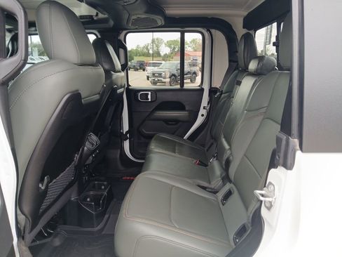 Used 2025 Jeep Gladiator Mojave w/ Convenience Group AWD/4WD image 33