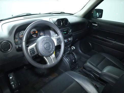 Used 2014 Jeep Patriot High Altitude FWD image 17