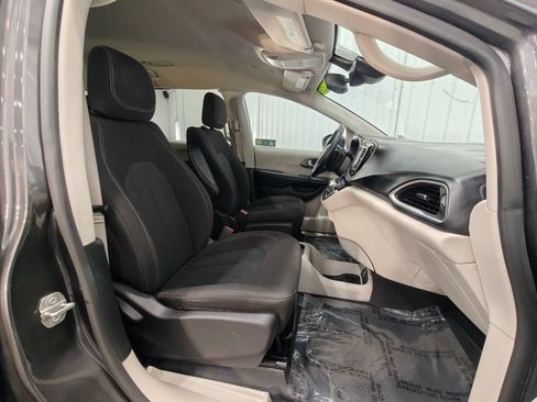 Used 2023 Chrysler Voyager LX FWD image 21