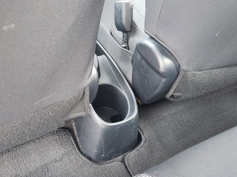 Used 2016 Toyota Yaris L image 38