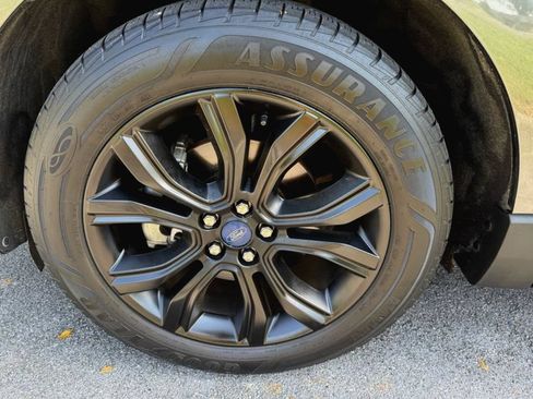 Used 2020 Ford Edge Titanium FWD image 11