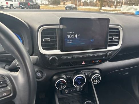 Certified 2023 Hyundai Venue Limited w/ Cargo Package image 18