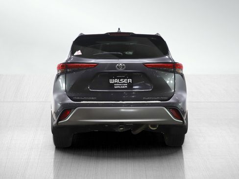 Used 2022 Toyota Highlander Platinum image 4