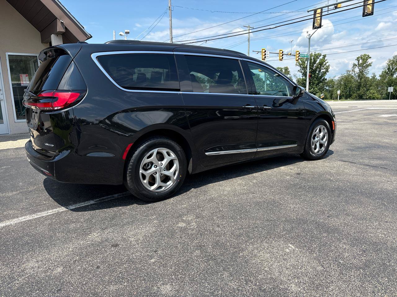 Used 2023 Chrysler Pacifica Limited FWD image 5