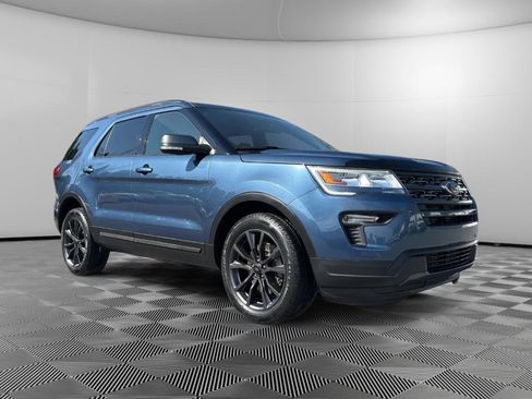 Used 2019 Ford Explorer XLT w/ Equipment Group 202A image 2