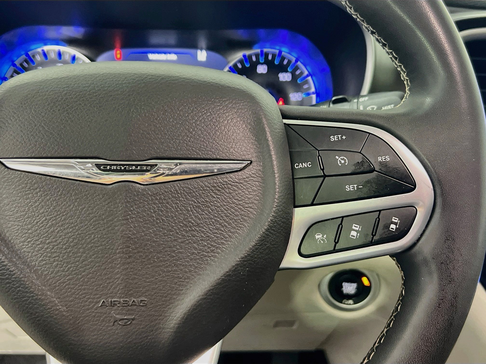 Used 2023 Chrysler Pacifica Touring-L FWD image 19