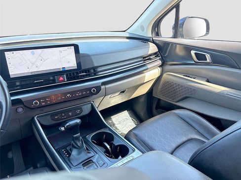 Used 2025 Kia Carnival FWD image 23