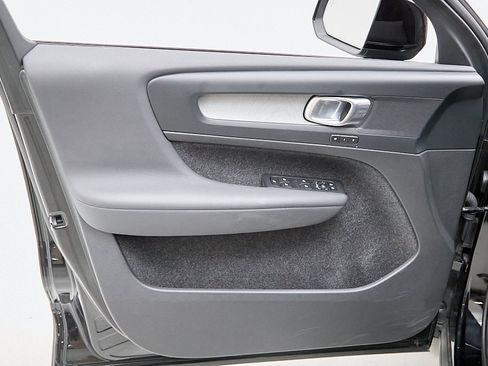 Certified 2024 Volvo XC40 B5 Plus w/ Climate Package image 10