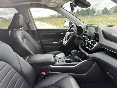 Used 2022 Toyota Highlander XLE AWD/4WD image 25