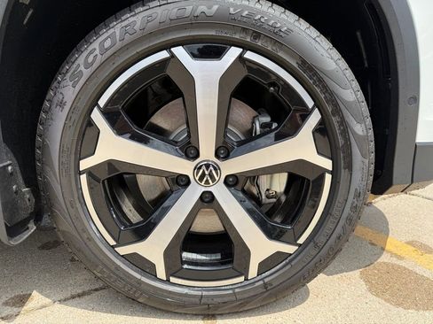 New 2025 Volkswagen Tiguan SE image 7