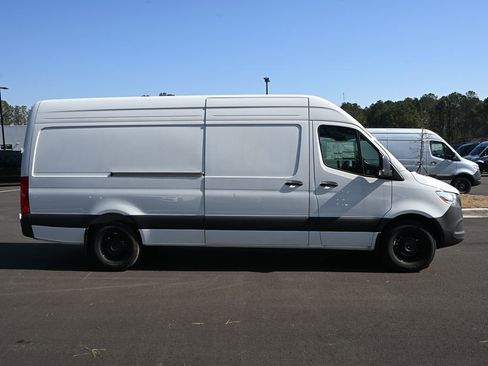 Used 2025 Mercedes-Benz Sprinter 2500 image 22