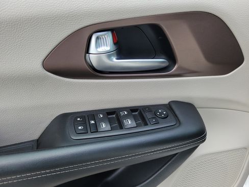 Used 2023 Chrysler Voyager LX FWD image 12