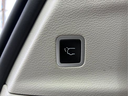Used 2024 Chrysler Pacifica Touring-L FWD image 10