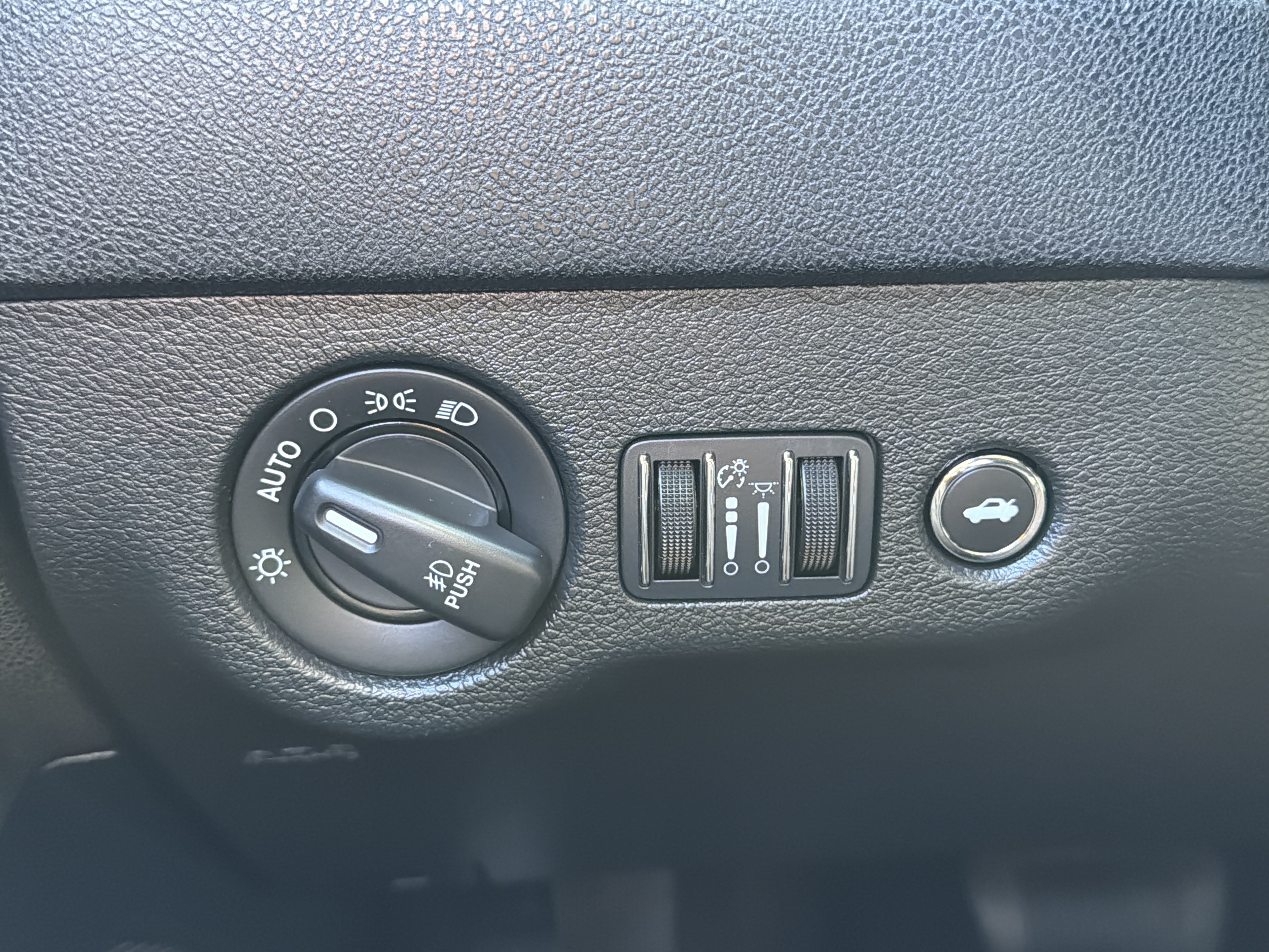 Used 2017 Dodge Charger R/T RWD image 16