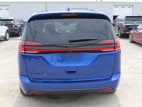 Used 2021 Chrysler Pacifica Touring-L w/ Uconnect Theater Family Group image 5