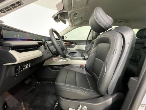 Used 2025 Lincoln Nautilus Premier AWD/4WD image 16