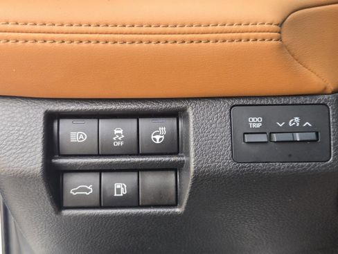 Used 2022 Toyota Avalon Limited FWD image 15