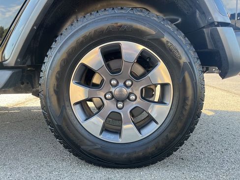 Used 2018 Jeep Wrangler Unlimited Sahara image 15