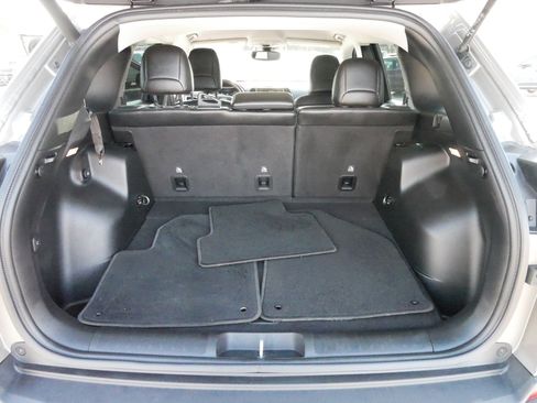 Used 2021 Jeep Cherokee Latitude Lux w/ Comfort/Convenience Group image 18