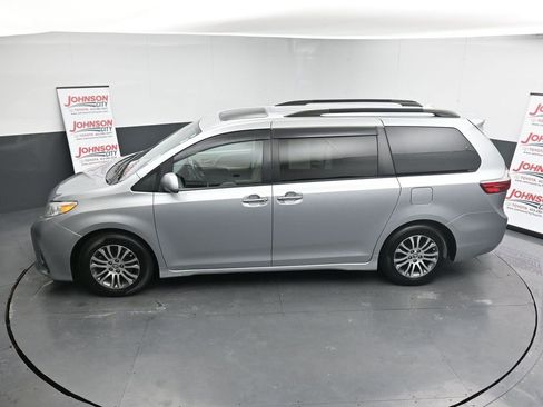 Used 2019 Toyota Sienna XLE w/ XLE Navigation Package image 31
