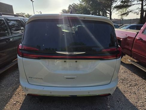 Used 2023 Chrysler Pacifica Touring-L FWD image 6