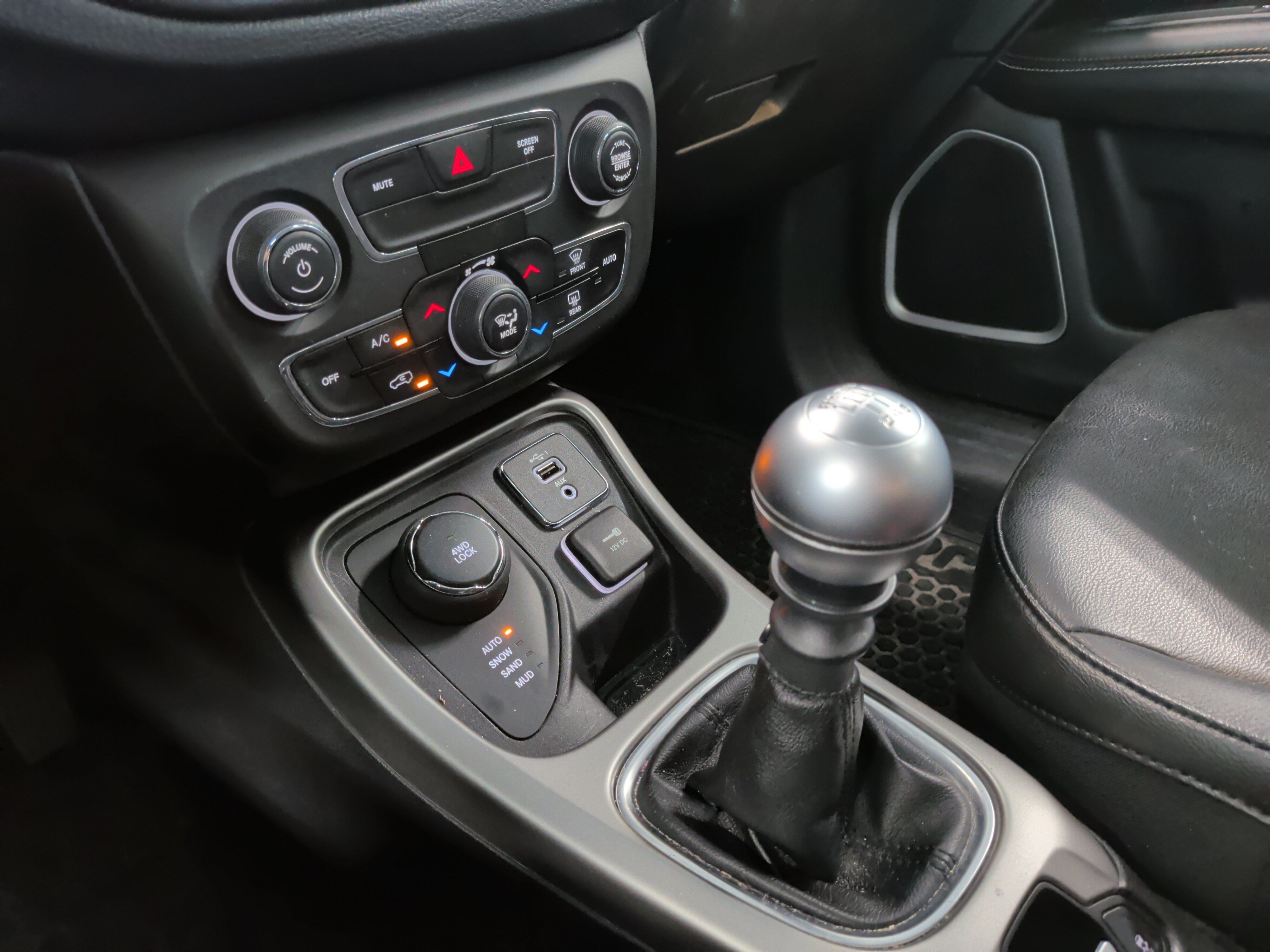 Used 2019 Jeep Compass Latitude w/ Cold Weather Group AWD/4WD image 24