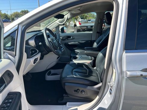 Used 2023 Chrysler Pacifica Touring-L FWD image 15