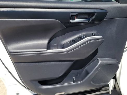 Used 2020 Toyota Highlander XLE AWD/4WD image 7