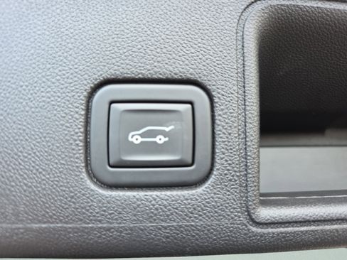 Used 2024 GMC Terrain SLT image 12