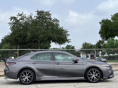 Used 2023 Toyota Camry SE FWD image 3