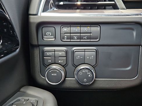 Used 2025 Chevrolet Tahoe LT AWD/4WD image 16