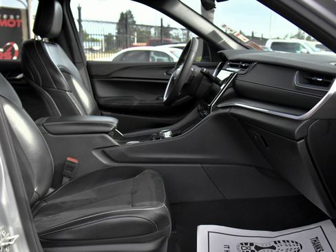 Used 2024 Jeep Grand Cherokee L Laredo image 53