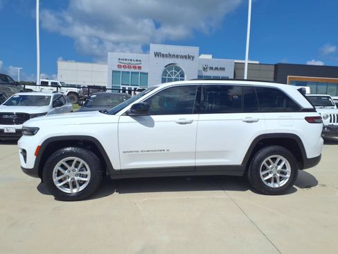 Used 2024 Jeep Grand Cherokee Laredo X w/ Luxury Tech Group I RWD image 9