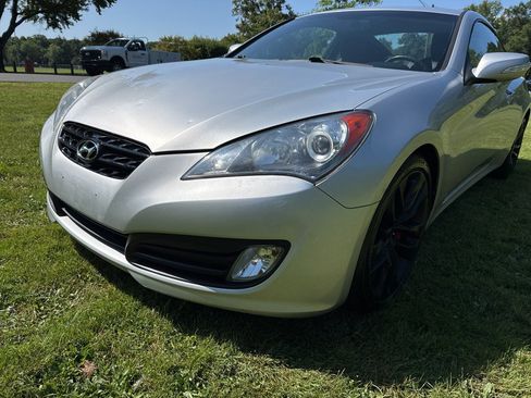 Used 2010 Hyundai Genesis 3.8 RWD image 14