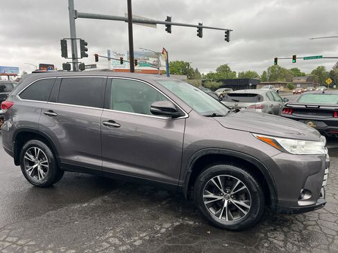Used 2019 Toyota Highlander LE AWD/4WD image 10
