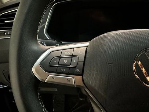 Used 2022 Volkswagen Tiguan SE image 18
