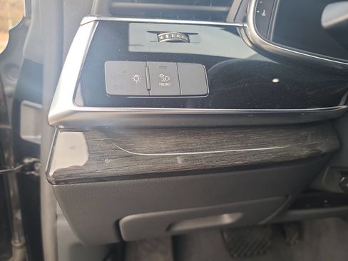 Used 2019 Audi Q8 Premium image 18