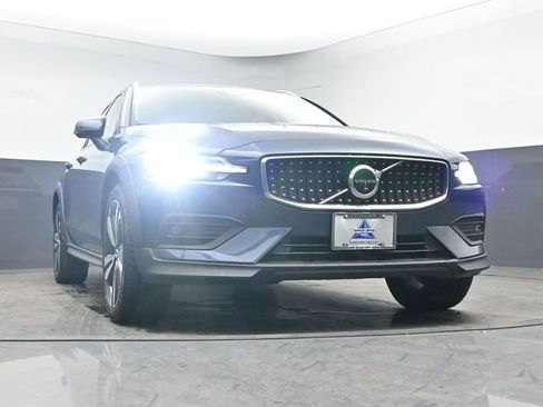 Used 2023 Volvo V60 B5 Cross Country Plus image 37